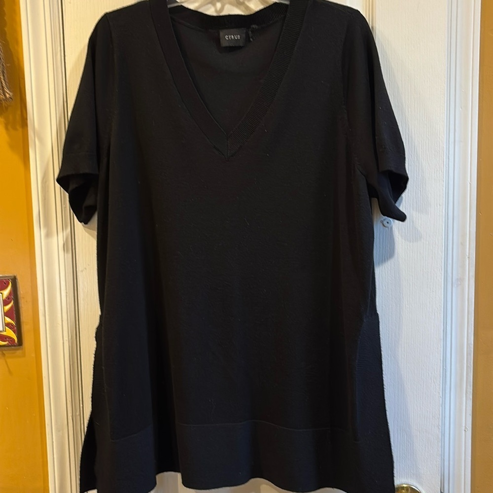 CYRUS BRAND BLACK V NECK LIGHT WEIGHT POP OVER SWEATER SIDE SLITS SHORT SLEEVES
